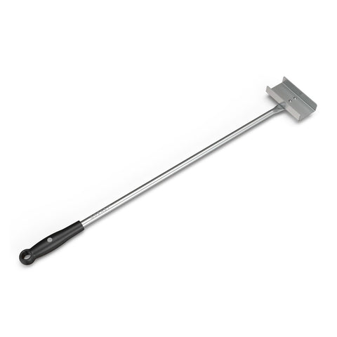 Ein Grillschaber mit langem Griff, perfekt für Ihren Gozney Holzheber für Dome, mit einem metallischen Schabkopf und einem schwarzen Griff am Ende des Griffs. Die breite, flache Kante ist ideal zum Reinigen von Rosten. Das Werkzeug ist auf einem schlichten weißen Hintergrund angebracht.