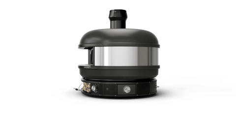 Bild eines Hightech-Pizzaofens für den Außenbereich mit elegantem, modernem Design. Der Ofen ist überwiegend aus Metall mit einer schwarzen, kuppelförmigen Oberseite und einem Schornstein. Er verfügt über Bedienknöpfe und einen Zünder an der Unterseite, perfekt für Kochen mit Holz, ideal für Profiköche, die Wert auf Portabilität legen. Wir präsentieren den Gozney Dome Pizzaofen (Multi-Fuel Gas/Holz) Off Black (Limited Edition) von Gozney.