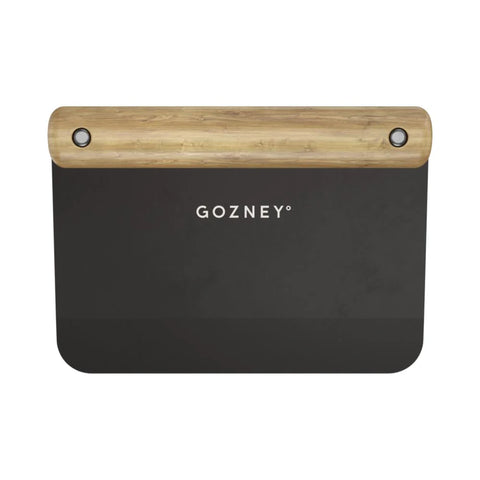 Ein Gozney Teigschneider mit glattem Holzgriff und schwarzer Edelstahlklinge. Zwei Metallnieten sichern den Griff und auf der Klinge ist der Markenname „Gozney“ aufgedruckt. Perfekt zum mühelosen Schneiden von Pizzateig.
