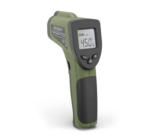 Ein Gozney Infrarot-Thermometer mit einer digitalen Anzeige, die eine Temperatur von 450,1 Grad anzeigt. Das grüne Gerät mit schwarzen Akzenten verfügt über ein gut lesbares Display und Bedientasten. Der Markenname „Gozney“ ist auf der Seite sichtbar, sodass es sich perfekt für die präzise Temperaturkontrolle in Ihrem Pizzaofen eignet.