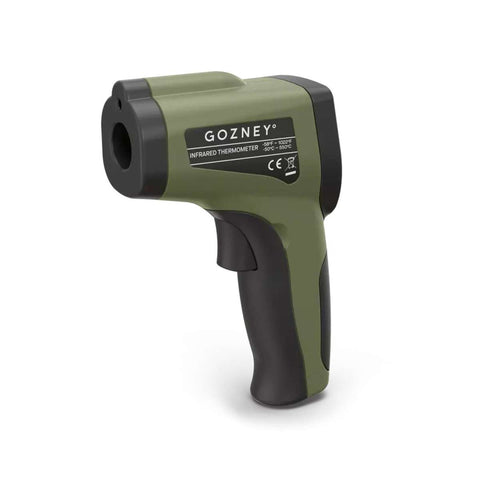 Ein grün-schwarzes Gozney Infrarot-Thermometer mit Pistolengriff, ideal zur Temperaturregelung in Pizzaöfen, mit Anzeigebereichen von -50 °C bis 380 °C sowie Konformitätssymbolen vor weißem Hintergrund.