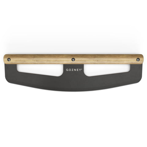 Eine Draufsicht auf ein Gozney Pizza-Wiegemesser Rocker, das seinen Holzgriff und die große, gebogene Edelstahlklinge zeigt. Das hochwertige Pizza-Wiegemesser verfügt über zwei Aussparungen auf beiden Seiten des Griffs für besseren Halt.