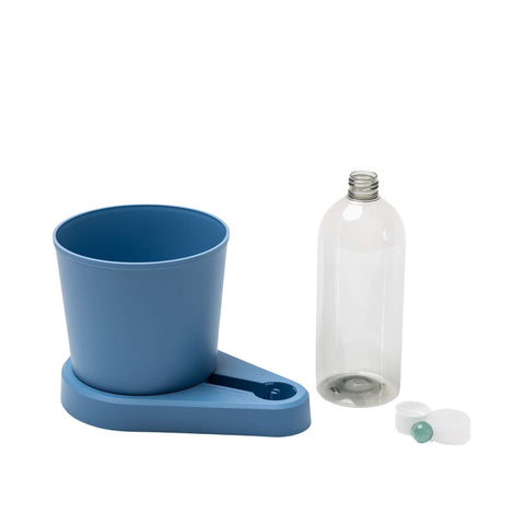 Ein greevi Kräuterheld selbstbewässernder Kräuter-Pflanztopf von Grevi, mit einem Wasserreservoir, einer transparenten Plastikflasche, einer aqua-blauen Kugel im Inneren der Flasche und einem weißen Schraubverschluss mit eingebauter Düse. Dieses patentierte Bewässerungssystem wurde entwickelt, um Ihre frischen Kräuterpflanzen effizient mit Wasser zu versorgen.