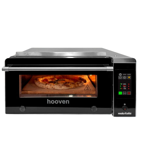 Der Resto Italia Hooven 341 – Elektro Pizzaofen (Digital) verfügt über digitale Bedienelemente, einen hellen Innenraum und backt neapolitanische Pizza auf einem Biscotto Sorrento-Stein.