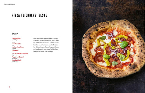Ein Foto einer frisch gebackenen Pizza, belegt mit Kirschtomaten, frischen Basilikumblättern, Peperoni, Mozzarella und Zwiebeln. Auf einem dunklen, rustikalen Untergrund fängt die Szene wahre *Pizza-Leidenschaft (Sven Teichmann)* ein. Links gibt es einen Textabschnitt mit dem Titel „Pizza Teichners‘ Beste“ mit einer Zutatenliste und Anleitung auf Deutsch.