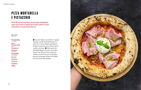 Auf einem dunklen Untergrund liegt eine im Holzofen gebackene Pizza, belegt mit Mortadella, gehackten Pistazien, Ricotta und frischem Basilikum. Neben dem Bild befindet sich ein deutsches Rezept für „Pizza Mortadella e Pistacchio“ mit Zutaten und Zubereitungsschritten aus *Pizza Passion* (Sven Teichmann) von *Ava Verlagsauslieferung*.