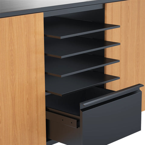 Die Everdure KILN Pizzastation verfügt über einen Holzschrank mit fünf schwarzen offenen Regalen, einer ausziehbaren Schublade unten und ausziehbaren Regalen, die für Vielseitigkeit sorgen. Das schlanke Design bietet einen auffälligen Kontrast zu seinem Holzäußeren.