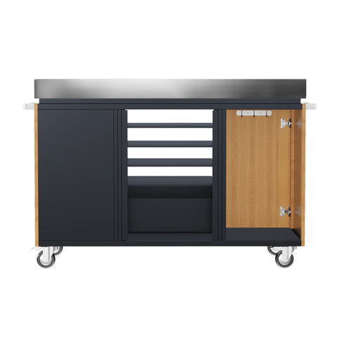 Die KILN Pizzastation von Everdure ist ein rollender Küchenwagen mit einer Edelstahl-Arbeitsfläche, einem schwarzen Korpus mit offenen Regalen, einer Holztür auf der rechten Seite, feststellbaren Rollen und modernen Designelementen.