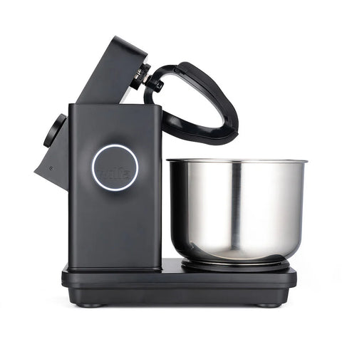 Die Wilfa Küchen & Knetmaschine Probaker der Marke Wilfa verfügt über ein schlankes, modernes Design mit einem klappbaren Aufsatzarm und einer 7-Liter-Edelstahlschüssel. Sein doppelt effektives Knetsystem garantiert effizientes Mischen und die erhöhte Position erleichtert das Einsetzen oder Herausnehmen der Schüssel.