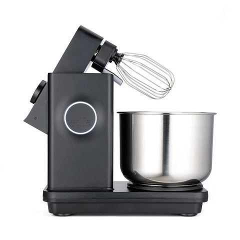 Eine elegante schwarze Wilfa Küchen & Knetmaschine Probaker Küchenmaschine mit einer 7-Liter-Rührschüssel aus Metall und einem Schneebesenaufsatz. Sein modernes Design zeichnet sich durch ein rundes, LED-beleuchtetes Zifferblatt an der Seite aus, ergänzt durch ein doppelt effektives Knetsystem für überragende Leistung.
