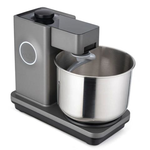 Die Wilfa Küchen & Knetmaschine Probaker ist eine elegante, moderne Küchenmaschine mit einer Rührschüssel aus poliertem Metall und einem dunkel gefärbten Sockel. Ihr minimalistisches Design umfasst ein oberes Zifferblatt und ein dezentes Logo an der Seite und bietet gleichzeitig ein beeindruckendes Fassungsvermögen von 7 Litern für all Ihre kulinarischen Kreationen.
