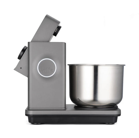 Wir präsentieren die Wilfa Küchen & Knetmaschine Probaker: eine elegante, moderne Küchenmaschine mit einem metallisch grauen Design und einer glänzenden Rührschüssel aus Edelstahl. Mit seinem 7-Liter-Fassungsvermögen und dem doppelt effektiven Knetsystem kombiniert dieser Mixer erweiterte Funktionalität mit einem beleuchteten Knopf für eine einfache Bedienung.