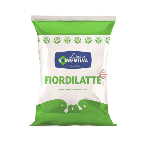 Eine grün-weiße Verpackung für Latteria Sorrentina Fior di Latte 2 kg Käse. Das Logo ist oben zentriert und der Produktname „Fior di Latte 2 kg“ wird darunter deutlich sichtbar angezeigt. Das Verpackungsdesign zeigt unten spritzende Milch, was die Qualität als italienischer Premiumkäse unterstreicht.