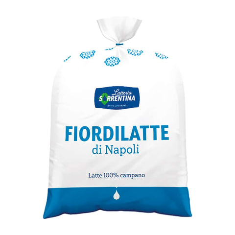 Weiß-blaue Verpackung von Latteria Sorrentina Fior di Latte di Napoli 1 kg von Latteria Sorrentina, die die reiche italienische Käsetradition präsentiert. Sie trägt die Aufschrift „Latte 100 % Campano“, weist unten ein blaues Tropfensymbol und oben das Markenlogo auf.