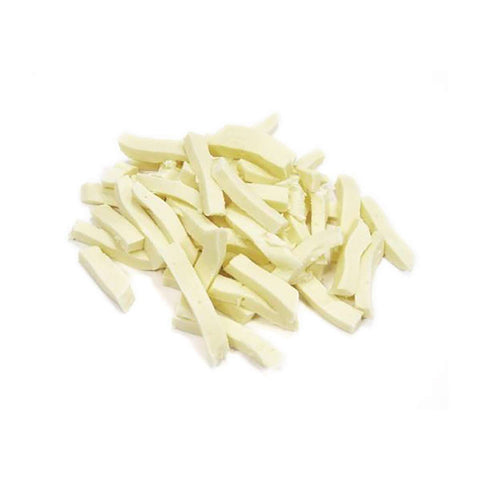 Ein Stapel Latteria Sorrentina Fior di Latte 2 kg, genauer gesagt italienischer Käse von Latteria Sorrentina, ist in kleine, gleichmäßige Streifen geschnitten und vor einem schlichten weißen Hintergrund abgebildet. Der Fiordilatte-Käse scheint eine feste Konsistenz zu haben.