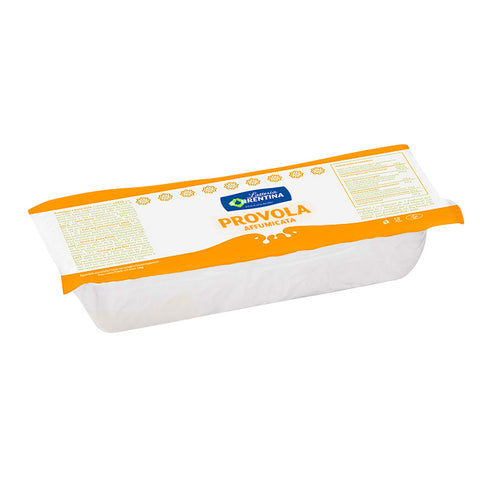 Un paquet scellé sous vide de fromage "Latteria Sorrentina Fior di Latte Provola 1 kg", produit par la méthode traditionnelle de fabrication du fromage, identifié par le nom de la marque "Latteria Sorrentina" écrit en bleu. L'emballage est blanc avec des accents orange et contient des informations nutritionnelles et d'autres textes.