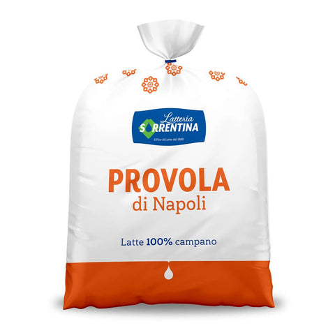 Sur un sachet en plastique blanc et orange, on peut lire en haut "Latteria Sorrentina", au milieu on peut lire en grandes lettres orange "Latteria Sorrentina Fior di Latte Provola di Napoli 1 kg" et en bas "Latte 100 % Campano", ce qui met en évidence l'authenticité du fromage fumé.