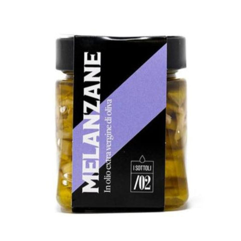 Ein Glas Auberginenfilets in Olivenöl der Marke Ciccolella mit einem schwarz-violetten Etikett. Auf der Vorderseite steht prominent „Melanzane“ und zeigt Auberginenfilets, die in gelbliches Öl getaucht sind. Mit einem eleganten schwarzen Deckel versehen, verkörpert es die Essenz der mediterranen Küche.