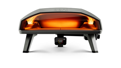 Der Ooni Koda 2 Max - 61 cm großer Gas-Pizzaofen von Ooni ist ein eleganter und moderner digitaler Outdoor-Pizzaofen mit einem Edelstahlgehäuse und einer Glastür, die ein leuchtend orangefarbenes Feuer im Inneren freigibt. Ein integriertes digitales Thermometer zeigt Temperaturen bis zu 500 °F an. Die Aufstellung des Gas-Pizzaofens auf vier robusten Beinen sorgt für Stabilität während des Gebrauchs.