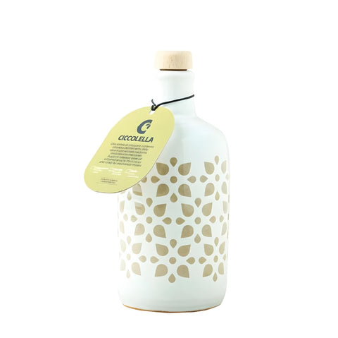 Die ORCIO Keramik Fantasia Olivenöl extra vergine (250 ml)-Flasche von Ciccolella hat ein weißes Keramikdesign mit einem Holzverschluss und ist mit einem ausgeschnittenen Blattmuster verziert. Ein angebrachtes gelbes Etikett zeigt den Markennamen Ciccolella zusammen mit zusätzlichem Text. Diese handgefertigte Flasche besticht durch ein minimalistisches und elegantes Design und eignet sich perfekt für die Aufbewahrung von extra nativem Olivenöl.