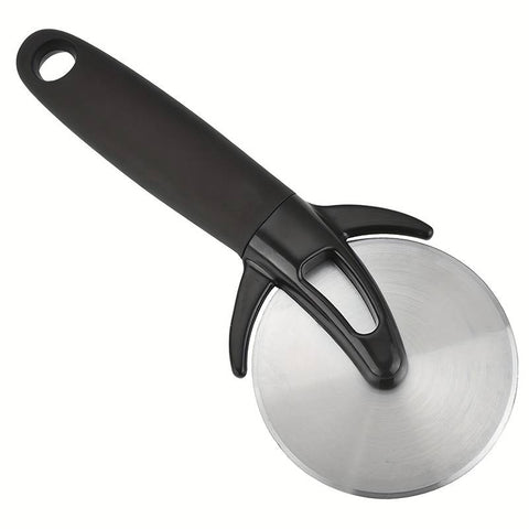 Tagliapizza Pizzalovers con impugnatura ergonomica nera e lama rotonda in acciaio inox 430. Il manico è dotato di un foro all'estremità, eventualmente da appendere, e di una protezione per le dita integrata per la sicurezza. Il design è robusto e pratico per tagliare la pizza.