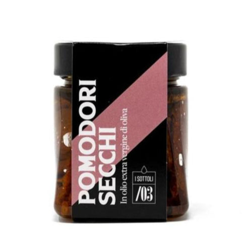 Ein Glas „Getrocknete Tomaten in Olivenöl – Ciccolella“ von Ciccolella im stilvollen schwarz-rosa Design ist perfekt, um Ihre mediterrane Küche mit dem reichen Geschmack von erstklassigem Olivenöl zu bereichern.