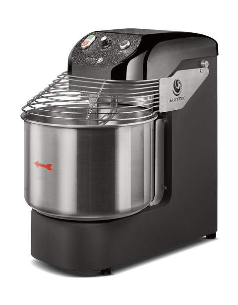 Die Spiralknetmaschine SUNMIX Easy Line 6, eine professionelle Küchenmaschine mit elegantem schwarzen Gehäuse und Rührschüssel aus Edelstahl, verfügt über einen Drahtschutz an der Oberseite, mehrere Bedienknöpfe und einen Hebel an der Seite. Das Markenlogo von Sunmix ist auf dem Gehäuse sichtbar, was sie ideal für ernsthafte Bäcker macht.