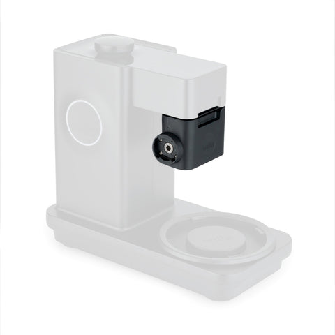 Der Wilfa Adapter für optionales Zubehör von Wilfa ist ein schlankes, modernes Accessoire mit minimalistischem Design - mit schwarzen Akzenten auf weißem Grund - und eignet sich perfekt zur Aufrüstung und Ergänzung Ihrer Küchenmaschine.
