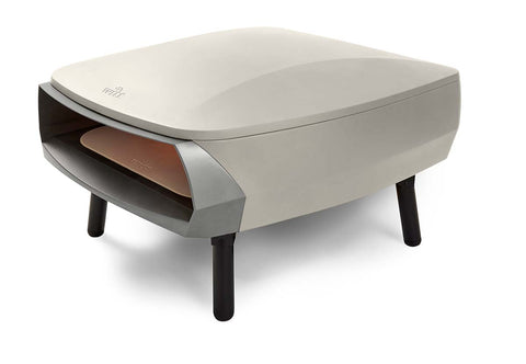 Der Witt ETNA FERMO Gas Pizzaofen von Witt zeichnet sich durch ein schlankes, leichtes Äußeres, kurze schwarze Beine und eine offene Front mit sichtbarem Pizzastein aus - ideal zum Backen authentischer neapolitanischer Pizzen im Freien.