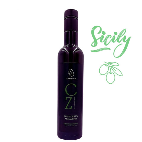 Eine dunkelviolette Flasche Cunzatillu Cunzatillu Olivenöl Extravergine, bekannt für seine Exklusivität, steht vor einem weißen Hintergrund. Rechts steht in grüner Schreibschrift „Sizilien“ mit einer Abbildung von zwei Oliven auf einem Zweig darunter, die die Essenz von Monti Iblei hervorheben.