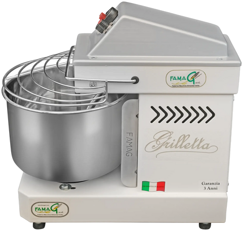 Ein professioneller Famag Grilletta IM 5 Spiralkneter 10V HH in Weiß mit einer Edelstahlschüssel und einem Schutzgitter. Dieser Mixer ist für den professionellen Einsatz konzipiert, verfügt über mehrere Bedientasten und trägt das Famag Grilletta-Logo. Er wird mit einer 3-jährigen Garantie geliefert und zeigt stolz die italienische Flagge als Zeichen seiner Herkunft.