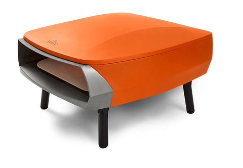 Der Witt ETNA FERMO Gas Pizzaofen von Witt besticht durch sein modernes, orangefarbenes Design mit metallischen Akzenten und vier schwarzen Beinen. Er eignet sich perfekt zum Backen von neapolitanischen Pizzen - hier vor einem weißen Hintergrund.