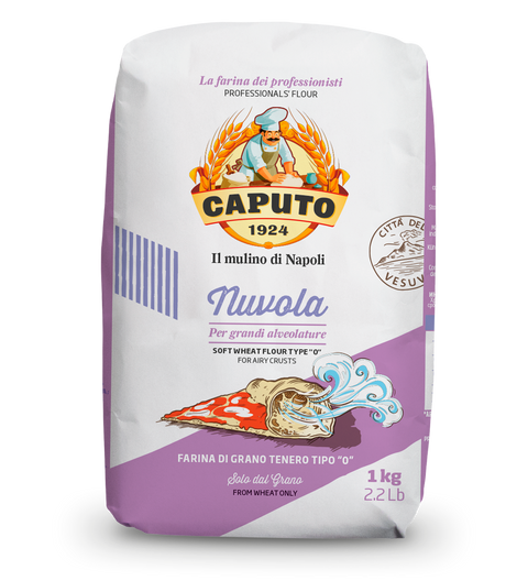 Una confezione di Starter Kit Pizzalovers con un design colorato con una fetta di pizza e un'illustrazione di un'onda. Il testo indica che si tratta di un sacchetto da 1 kg di farina di grano tenero professionale di tipo "0" per croste soffici. Ideale per chi vuole una pizza perfetta! Il marchio contiene "Il mulino di Napoli".