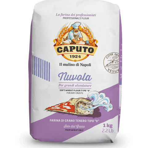 Eine Tüte Mulino Caputo Nuvola Mehl. Auf der Verpackung ist das ikonische Caputo-Logo mit einem Bäcker zu sehen, außerdem steht „Il mulino di Napoli“ und „Nuvola per grandi alveolature“. Dieses italienische Pizzamehl ist ein Weichweizenmehl Typ 0 für luftige Krusten, perfekt für neapolitanische Pizza. Die Tüte wiegt 1 kg (2,2 Pfund).