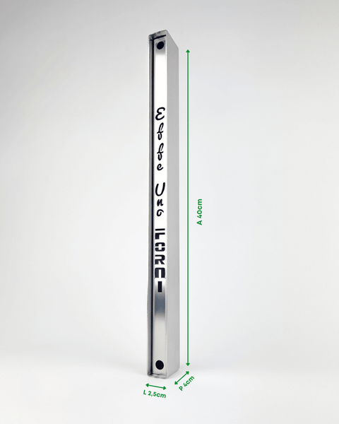 Ein vertikales, rechteckiges Metallstück mit den Worten „Elfbfe Uno FORNI“ in Längsrichtung, das an die hochwertige Handwerkskunst der Effeuno-Produkte erinnert. Dieser Effeuno Steamer - Dampferzeuger hat zwei sichtbare Löcher, eines oben und eines unten, und ist 40 cm hoch, 2,5 cm breit und 4 cm tief.