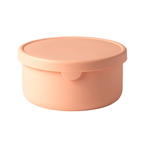 Il contenitore in silicone per l'impasto e gli ingredienti della pizza di Pizzalovers è un contenitore rotondo, color pesca, appositamente sviluppato per garantire una maturazione ottimale dell'impasto. È dotato di un coperchio coordinato che presenta un leggero labbro e si adatta perfettamente al contenitore. La superficie è liscia e c'è una piccola linguetta per facilitare l'apertura. Il design minimalista e funzionale è perfetto per ogni cucina.