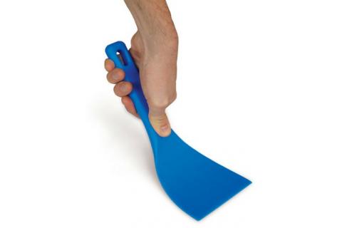 Una mano tiene il raschietto per gelato in silicone blu del Pizzalovers Starter Kit di Pizzalovers, che ha una lama larga e un foro nel manico per essere appeso. Il raschietto è tenuto su uno sfondo bianco.
