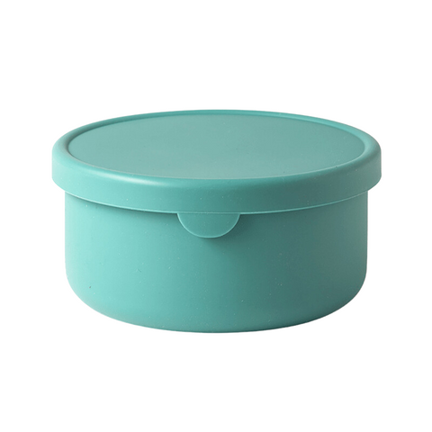 Contenitore rotondo in silicone blu-verde per l'impasto e gli ingredienti della pizza di Pizzalovers con coperchio aderente. Il contenitore ha una superficie liscia e opaca e una piccola linguetta sul coperchio per facilitare l'apertura. Sembra essere ideale per conservare alimenti o piccoli oggetti.
