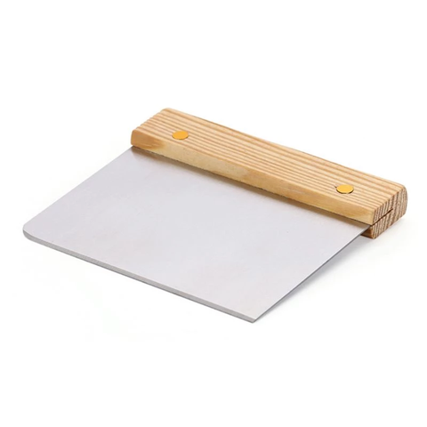 Bild eines Pizzateigschabers aus Edelstahl (Pizzalovers) mit einer flachen, rechteckigen Metallklinge, die an einem gerippten Holzgriff befestigt ist. Die Metallklinge ist an einem Ende leicht gebogen und der Holzgriff ist mit zwei Messingnieten befestigt. Das Werkzeug wird häufig beim Backen zum Schaben und Schneiden von Teig verwendet.