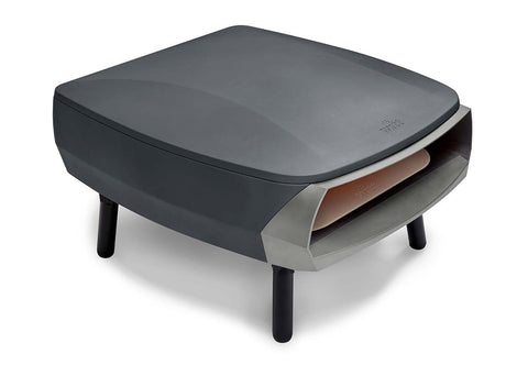 Der Witt ETNA FERMO Gas Pizzaofen von Witt verfügt über eine elegante mattgraue Oberfläche, kurze schwarze Beine und eine Edelstahlfront mit Backstein - ideal für authentische neapolitanische Pizzen.