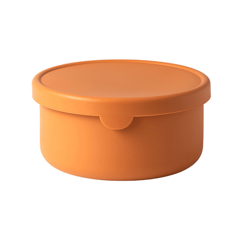 Su uno sfondo bianco è raffigurato un contenitore rotondo di colore arancione con coperchio abbinato, ideale come contenitore per pasta e ingredienti per pizza in silicone di Pizzalovers. Il coperchio è dotato di una piccola linguetta per facilitare l'apertura. Il contenitore ha una superficie liscia ed è progettato per essere conservato per garantire una maturazione ottimale dell'impasto.