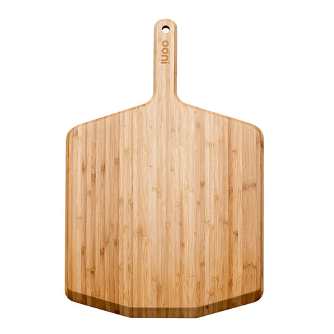 Eine 16" große Ooni Pizzaschaufel aus Holz mit rechteckigem Paddel und einem Griff mit einem Loch an der Oberseite zum Aufhängen. Die Oberfläche weist eine natürliche Holzmaserung auf und das Wort „Ooni“ ist nahe der Griffbasis eingeprägt, was sie perfekt zum Schneiden und Backen macht.