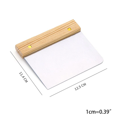 Ein Pizzalovers Pizzateigschaber Edelstahl mit Holzgriff und Metallklinge, mit den Maßen 12,5 cm Breite und 11,4 cm Höhe. Der Griff ist mit zwei Messingnieten befestigt, und eine Notiz wandelt 1 cm in 0,39 Zoll um.