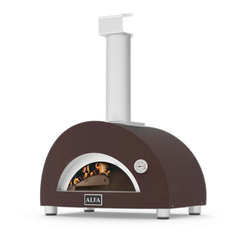 Der Alfa Forni Moderno One Holz-Pizzaofen hat ein elegantes, modernes Design mit einer braunen, geschwungenen Außenseite, einem markanten silbernen Kamin und einem „ALFA“-Schild. Er verfügt über eine sichtbare Feuer- und Temperaturanzeige, perfekt für die Zubereitung neapolitanischer Pizza und vereint Stil und Tragbarkeit.