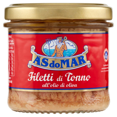 Ein Glas AsdoMar Filetti di Tonno mit einem roten Etikett, auf dem ein Mann mit einem Dreizack abgebildet ist. Die Thunfischfilets, die unter einer hermetisch verschlossenen Kapsel versiegelt sind, sind durch das Glas sichtbar.