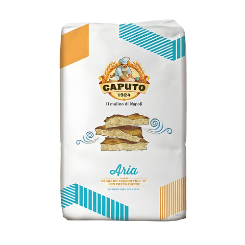 Eine Packung Mulino Caputo-Mehl mit der Aufschrift „Il mulino di Napoli“ zeigt ein blau-orangefarbenes Design mit einer Abbildung von Weizen und einem Koch. Der Produktname „Caputo Aria“ steht in blauer Schrift und beschreibt es als Weichweizenmehl Typ „0“ mit Pasta Madre.