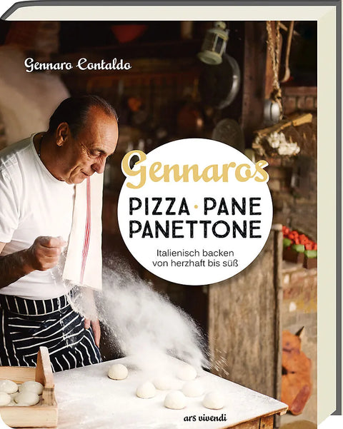 Das Cover von „Gennaros Pizza Pane Panettone (Buch)“ aus der Ava Verlagsauslieferung zeigt Gennaro Contaldo in einem weißen Hemd und einer gestreiften Schürze, wie er Mehl über Teigbällchen auf einer Holztheke streut. Der Hintergrund zeigt eine rustikale Küchenkulisse, die die Essenz italienischer Backkunst perfekt einfängt.