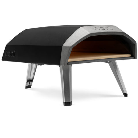 Der Ooni Koda 12 von Ooni ist ein tragbarer Gas-Pizzaofen mit elegantem schwarzen Design und silbernen Metallic-Akzenten. Er verfügt über eine große Öffnung und steht auf vier klappbaren Beinen – ideal für den Einsatz im Freien.