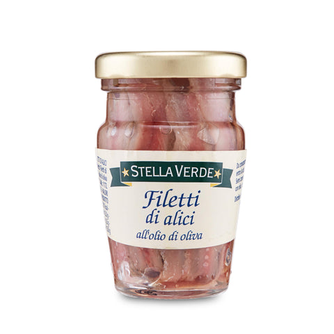 Ein Glasgefäß gefüllt mit Sardellenfilets in Olivenöl. Auf dem Etikett steht oben „Pizzalovers“, darunter „Sardellenfilets – in Olivenöl“, was für Premiumqualität steht. Das Glas, das für optimale Konservierung konzipiert ist, hat einen goldfarbenen Deckel.