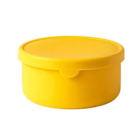 Il contenitore in silicone per pasta e ingredienti per pizza Pizzalovers è un contenitore rotondo di colore giallo con coperchio coordinato, ideale per conservare la pasta per pizza. Il coperchio è dotato di una piccola linguetta per facilitare l'apertura e il design semplice ma solido del contenitore lo rende perfetto per vari scopi di conservazione.